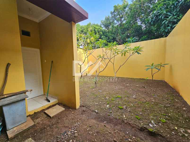 dijual rumah klub keluarga graha raya