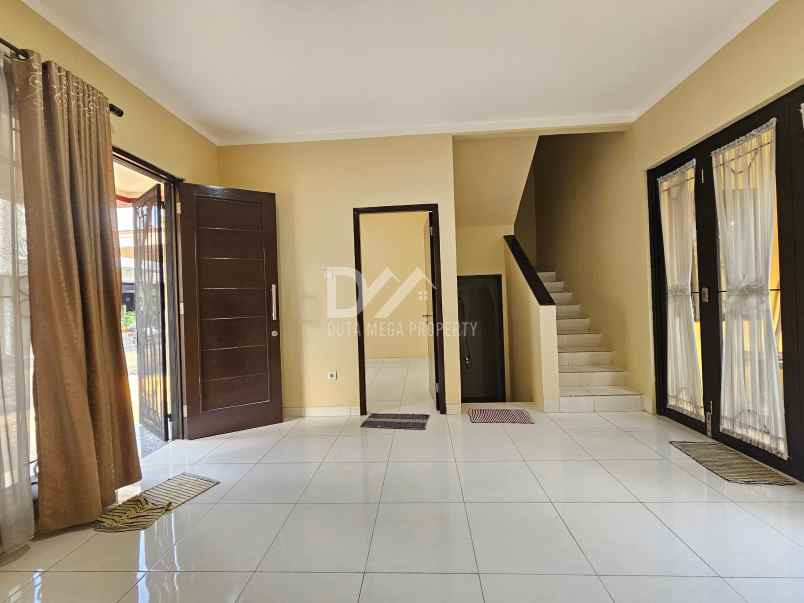 dijual rumah klub keluarga graha raya