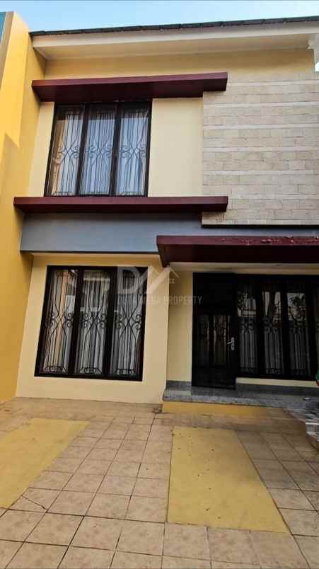 dijual rumah klub keluarga graha raya