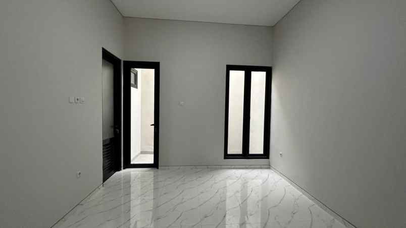 dijual rumah kutisari indah