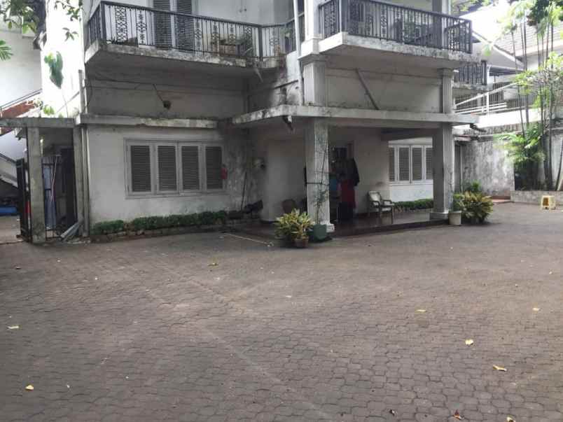 dijual rumah latuharhari