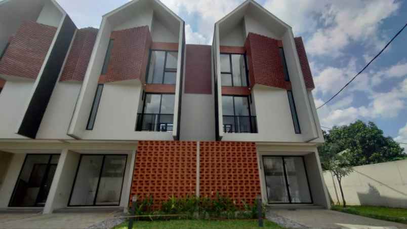 dijual rumah lokasi strategis dekat