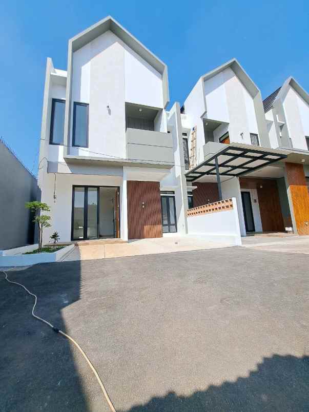 dijual rumah lubang buaya