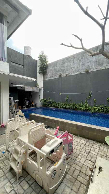 dijual rumah mainroad cluster araya