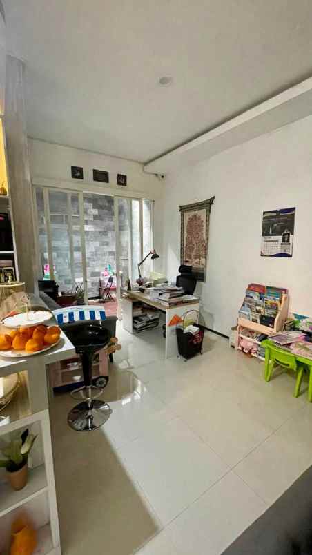 dijual rumah mainroad cluster araya