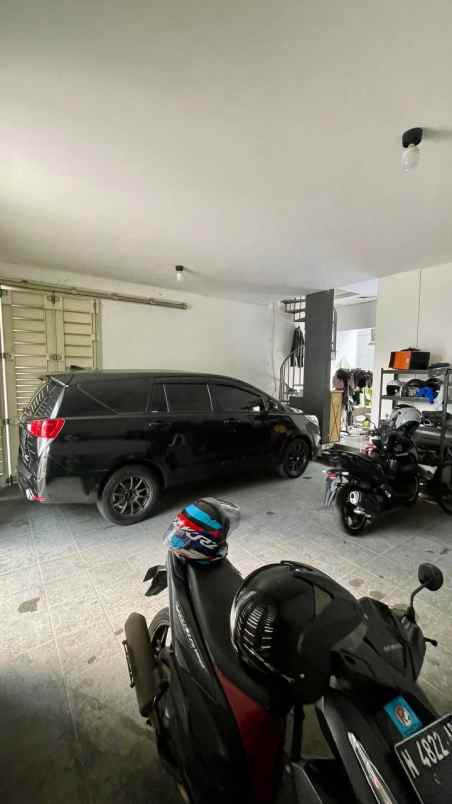 dijual rumah mainroad cluster araya