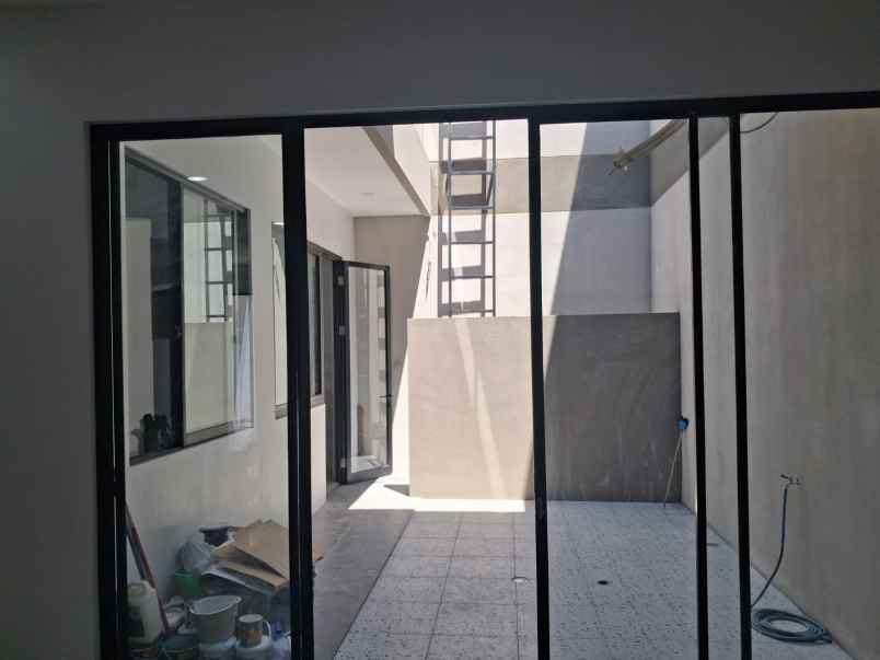 dijual rumah manyar