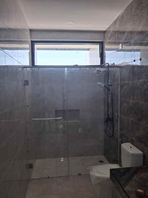 dijual rumah manyar