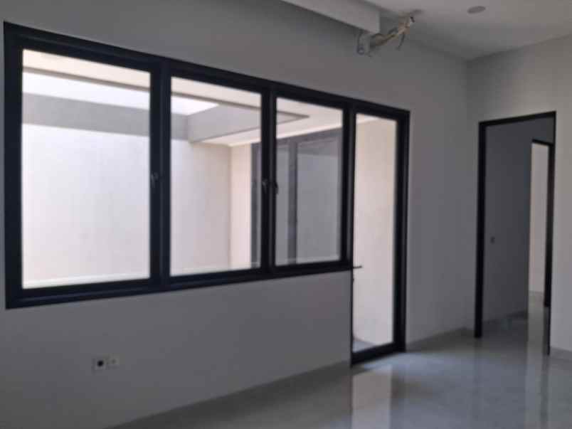dijual rumah manyar