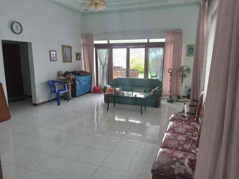 dijual rumah manyar