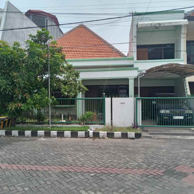 dijual rumah manyar