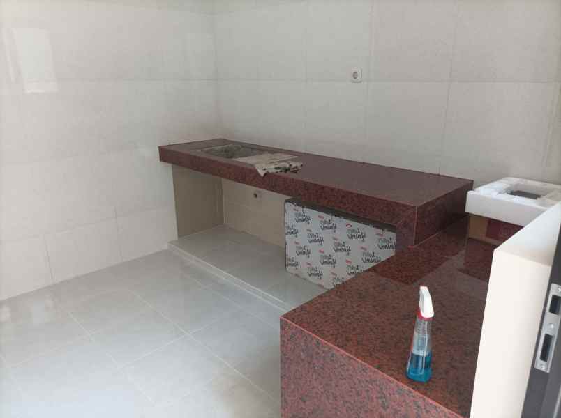 dijual rumah manyar tirtomoyo