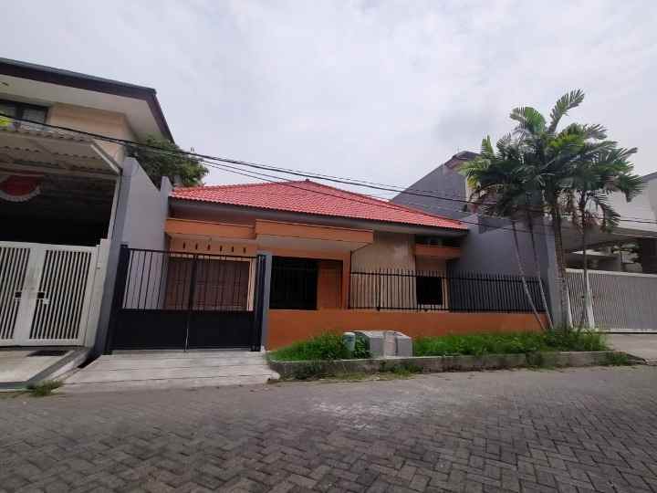 dijual rumah manyar tompotika