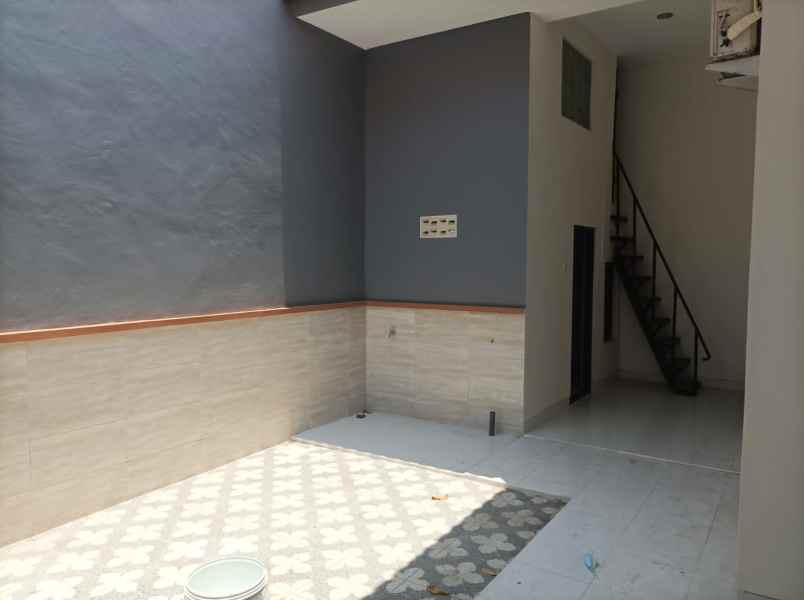 dijual rumah manyar tompotika