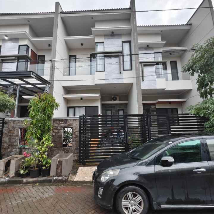 dijual rumah mulyosari prima