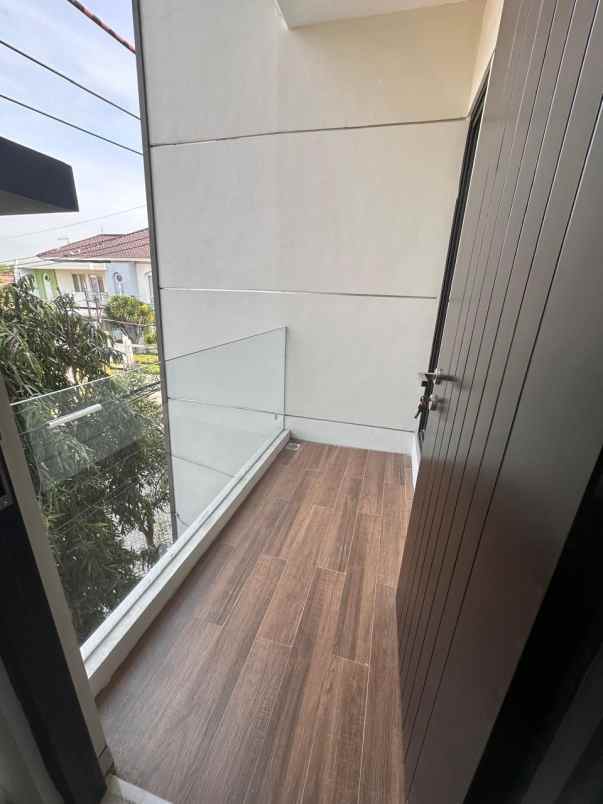 dijual rumah mulyosari prima