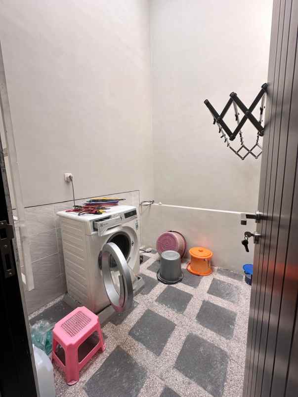 dijual rumah mulyosari prima
