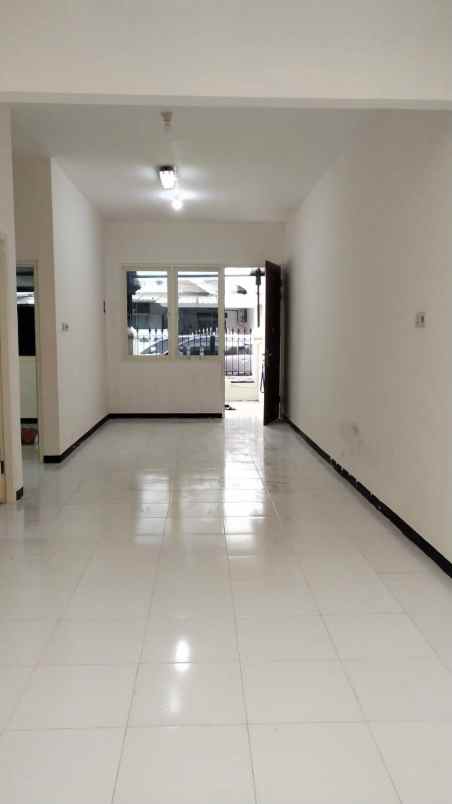 dijual rumah nirwana eksekutif