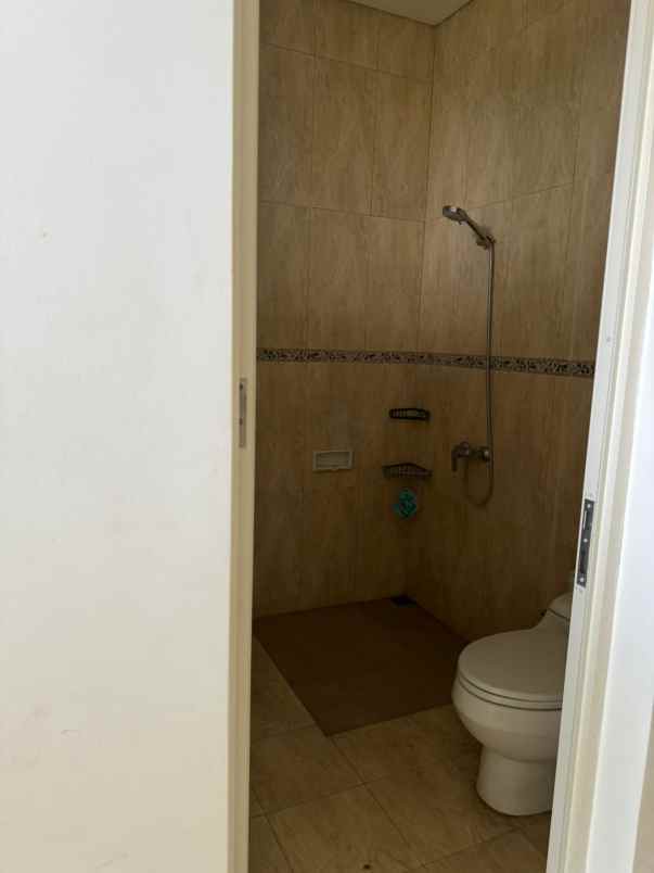 dijual rumah pakuwon city