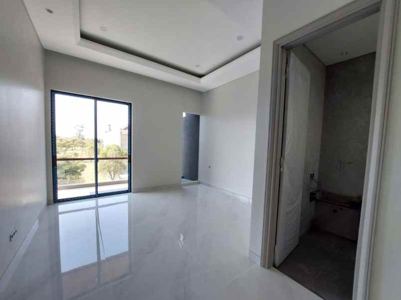 dijual rumah pakuwon indah lisbon