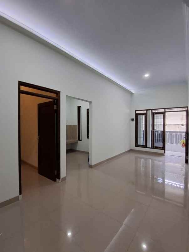 dijual rumah sambilegi