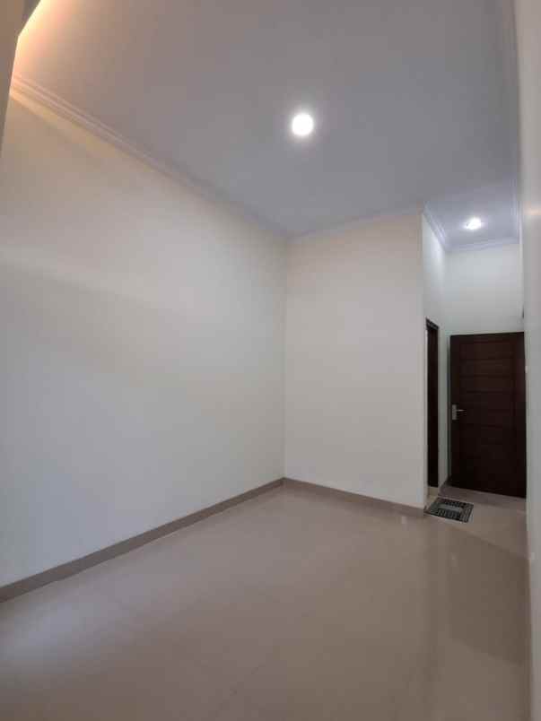 dijual rumah sambilegi