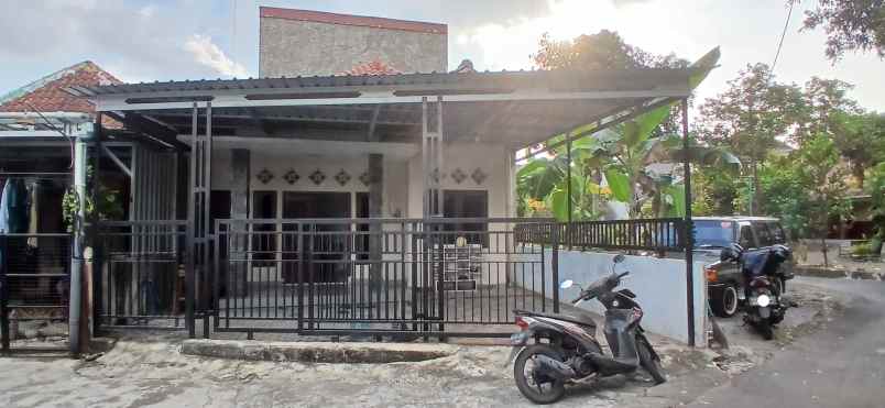 dijual rumah second dekat dengan ambarukmo plaza