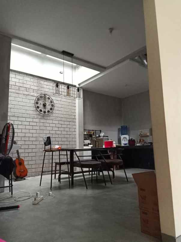 dijual rumah semi industrial