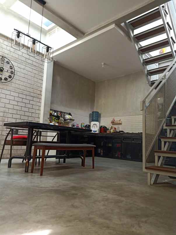 dijual rumah semi industrial