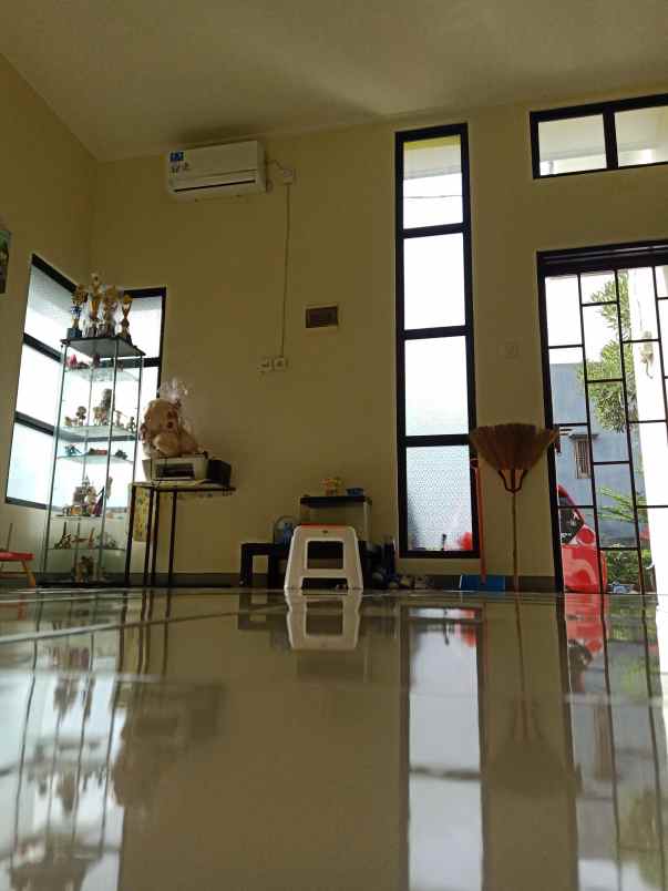 dijual rumah semi industrial
