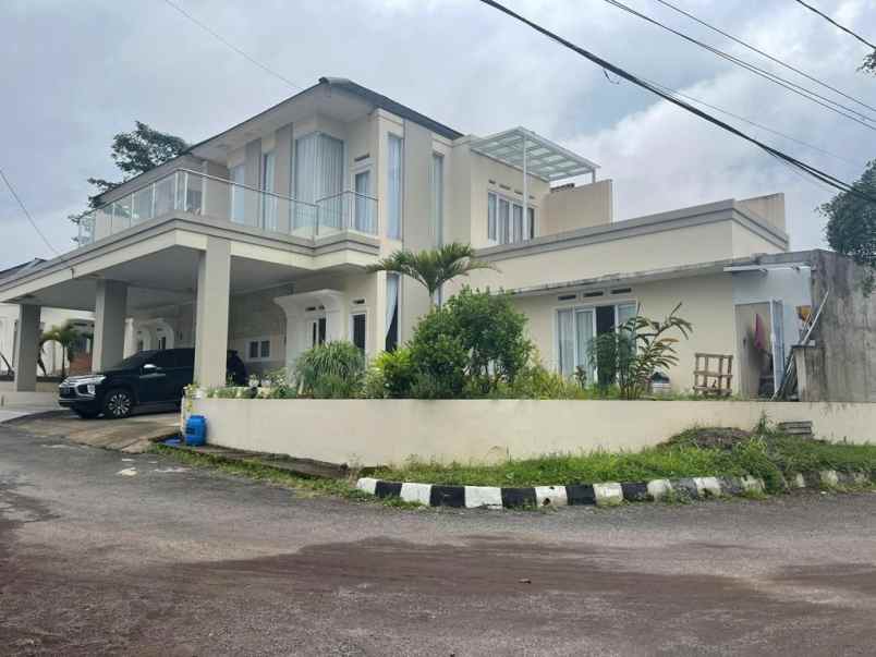 dijual rumah serasa villa