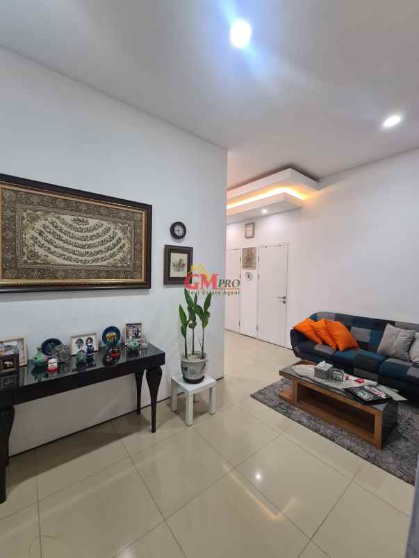 dijual rumah setraduta