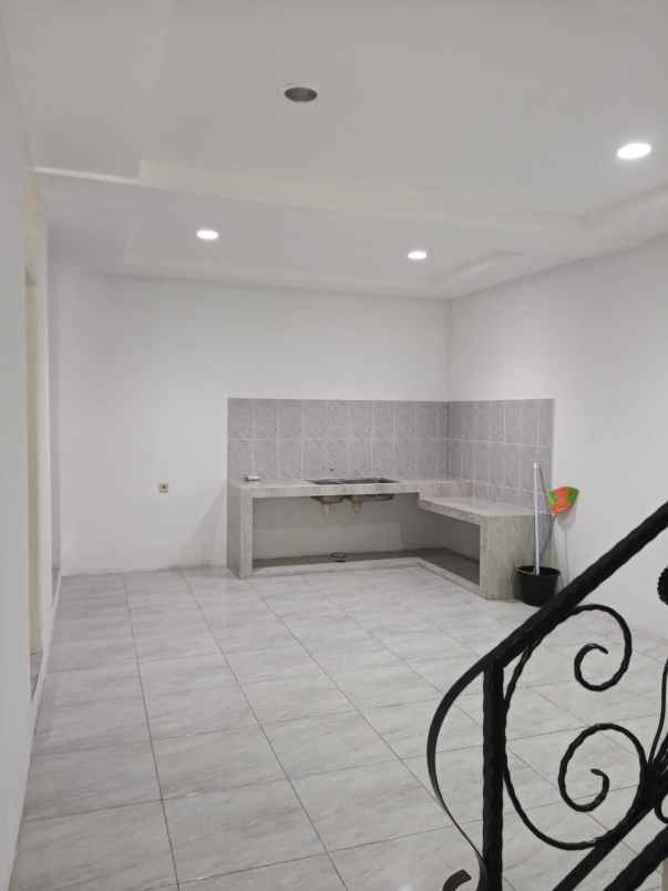 dijual rumah taman palem lestari