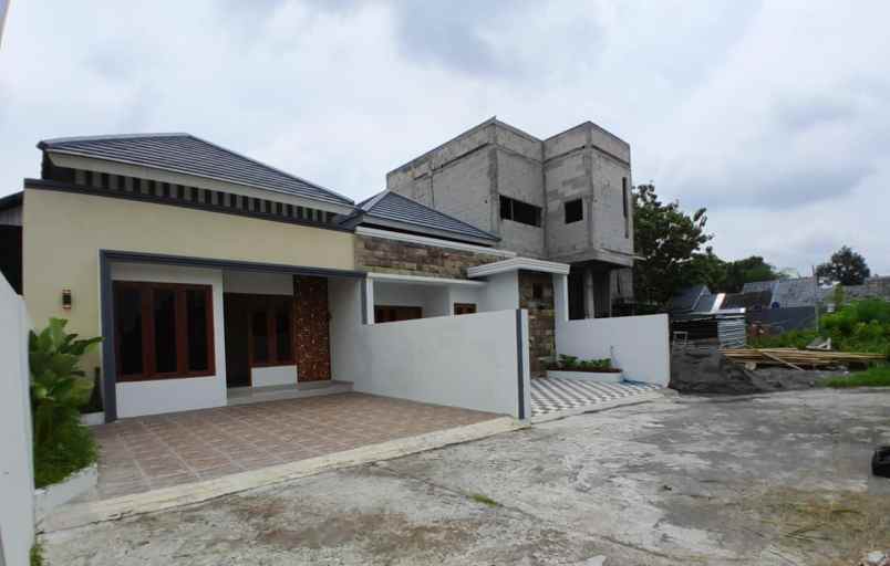 dijual rumah wirokerten