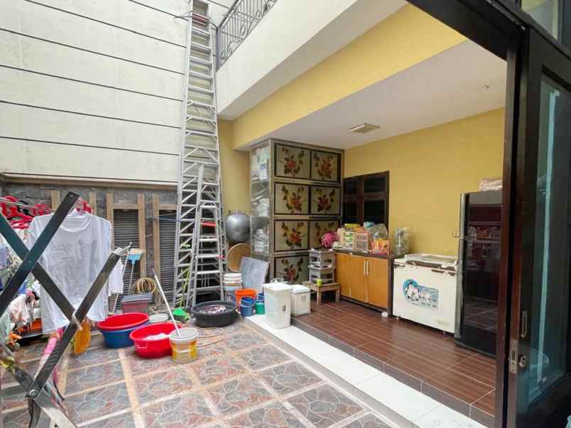 dijual villa 2 lantai komplek cemara asri jl peony