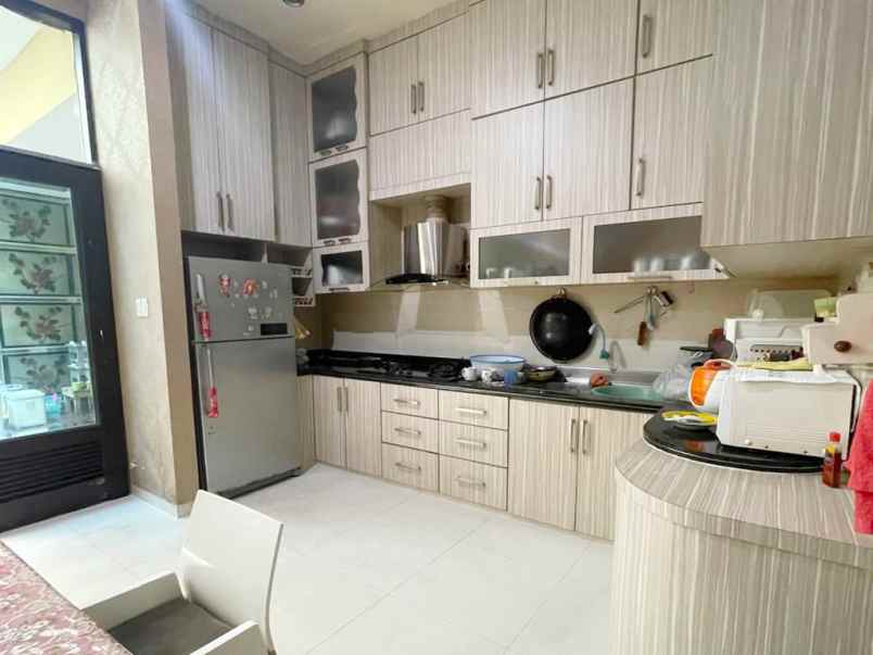 dijual villa 2 lantai komplek cemara asri jl peony