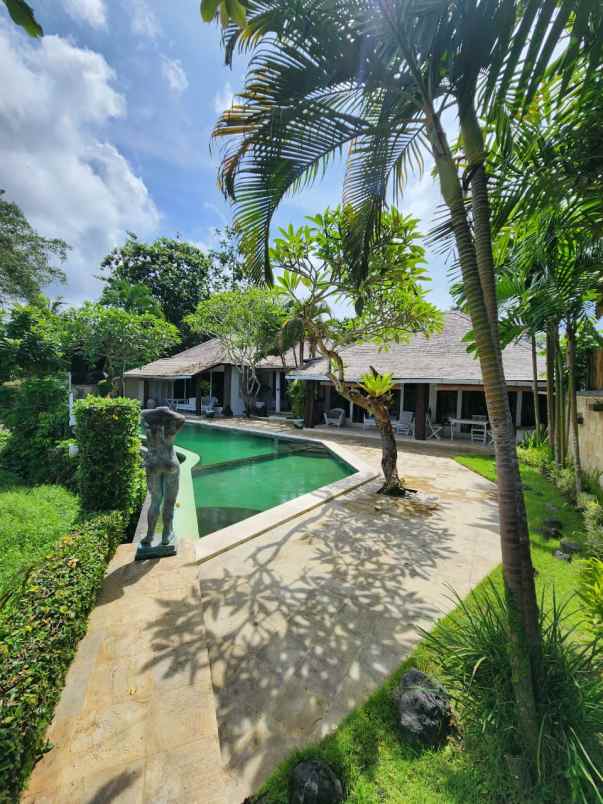 dijual villa jalan berawa canggu kuta