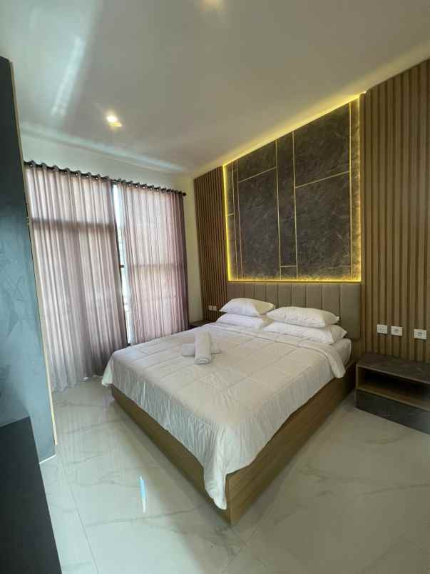 dijual villa jalan tunjung