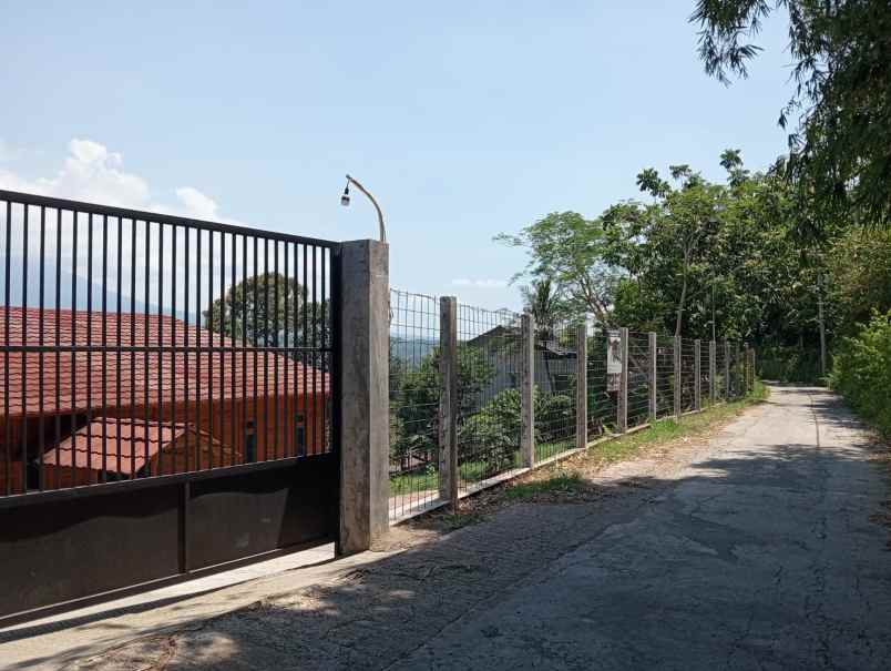 dijual villa jl raya gunung geulis