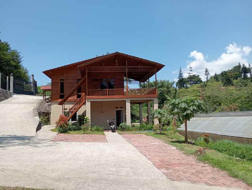 dijual villa jl raya gunung geulis