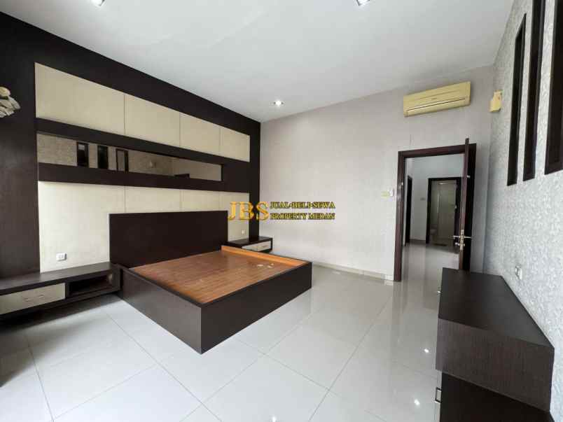 dijual villa komplek cemara asri jalan