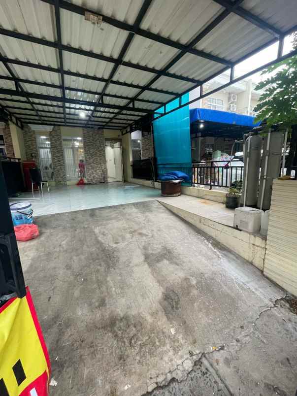 disewakan rumah komplek perumahan taman surya