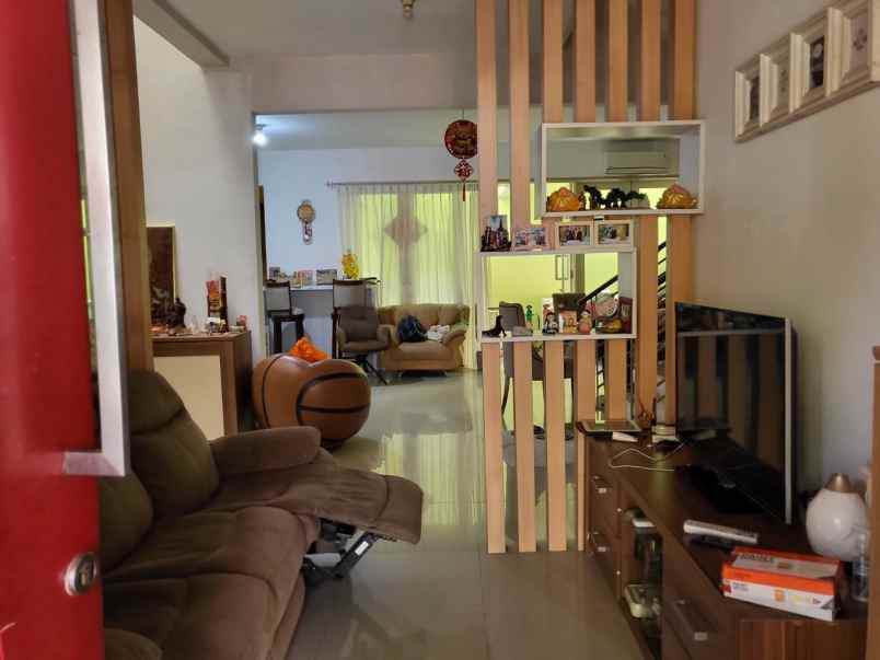 disewakan rumah pantai mentari