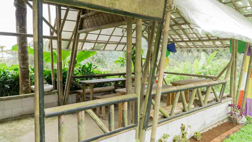 disewakan villa villa triple a saung bambu