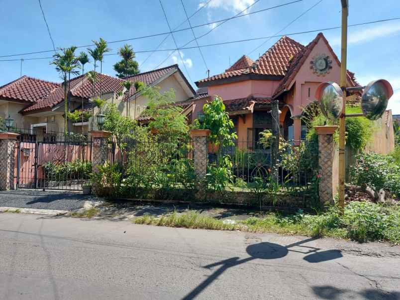 hunian mewah 4 kamar di jalan kaliurang lokasi premium