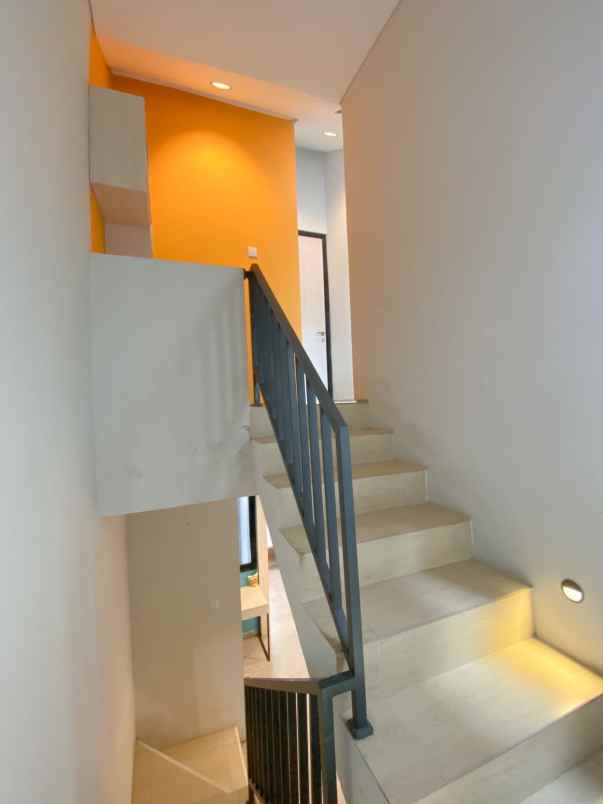 jual butuh rumah 2 lantai di grand wisata o2