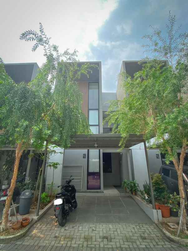jual butuh rumah 2 lantai di grand wisata o2