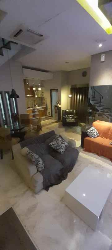 jual murah rumah 2 1 2 lantai di grand wisata