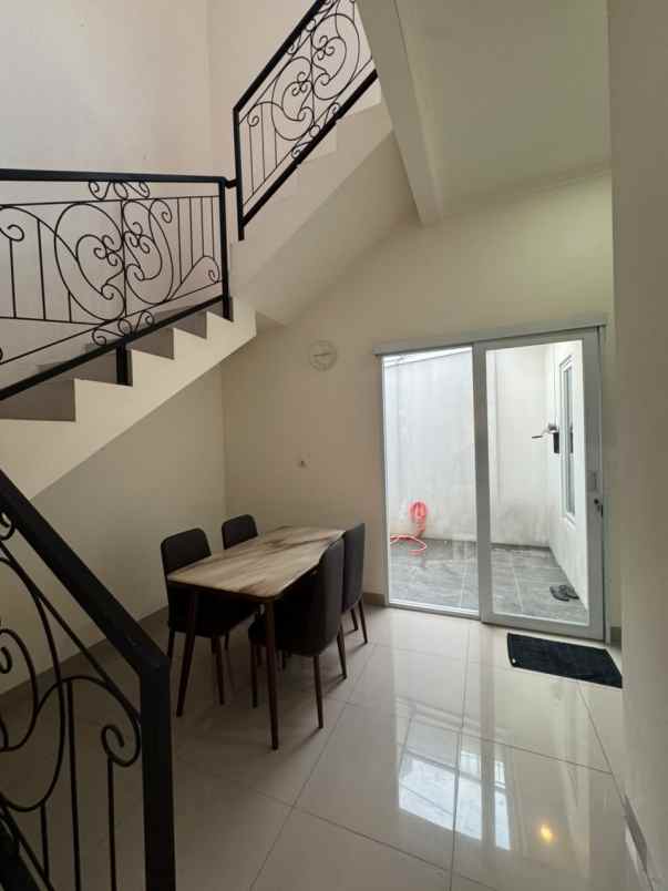 over kredit rumah 2 lantai dekat stasiun depok