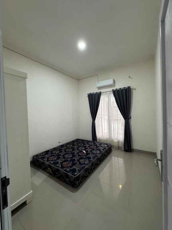 over kredit rumah 2 lantai dekat stasiun depok